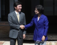 악수하는 추미애-김민석