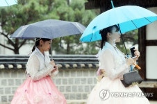 우산 쓰고 경기전 여행