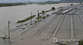 낙동강 홍수주의보…물에 잠긴 비닐하우스 철골