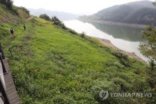 오솔길에서 바라본 옥정호