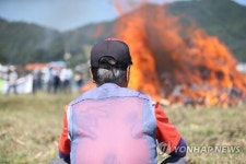불에 타는 벌통 바라보는 농심