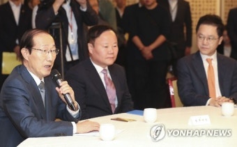 발언하는 대통령 비서실장