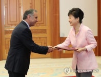 주한요르단 대사로부터 신임장 받는 박 대통령