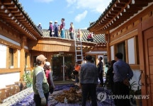 기와 교체로 분주