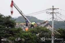 여진에 집수리 계속해야 하나…수리 중 잇따라 휘청