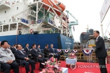 조선소 찾은 문재인