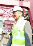 부산 신항 찾은 유일호 부총리