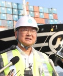 부산 신항 찾은 유일호 부총리