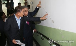 지진 피해 확인하는 문재인 전 대표