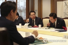 구내식당에서 식사중인 의원들