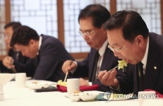 구내식당에서 식사중인 의원들