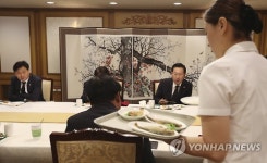 구내식당에서 식사중인 의원들