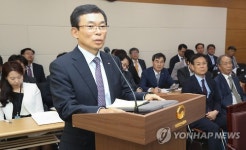 답변하는 이승철 부회장