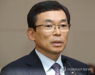 의원질의에 답하는 이승철 부회장