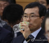 물 마시는 이승철 부회장