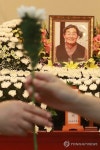 영정사진 앞 국화꽃