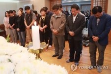 조문하는 전국언론노동조합 관계자들