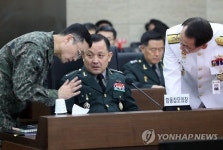 대화하는 이순진 합참의장
