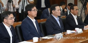 파업 관련 발언 듣는 장관들