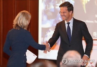 참석자와 인사하는 마르크 뤼터 네덜란드 총리
