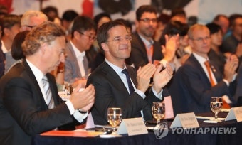 박수치는 마르크 뤼터 네덜란드 총리