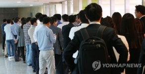 길게 줄지어 선 의원회관 식당