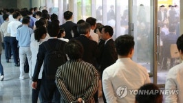 길게 줄지어 선 의원회관 식당