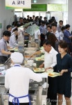 구내식당 찾은 직원들