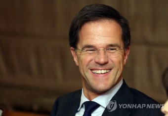 웃음 보이는 마르크 뤼터 네덜란드 총리