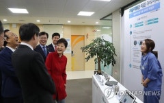 기술지원단 지원사례 설명 드는 박 대통령