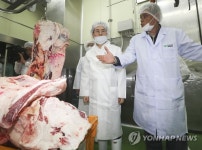 축산물 도축장 둘러보는 김재수 장관
