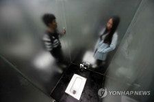 "관광객을 유인하라" 중국에 '유리 화장실' 등장…이용률은?
