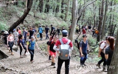 산으로 산으로…등산로가 좁아요