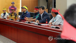 주민들과 대화하는 안희정 충남지사