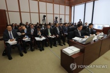 답변하는 이주열 한은 총재