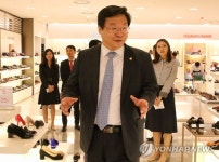 주형환 장관, 현대백화점 무역센터점 방문