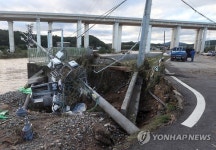 <태풍 차바> 쓰러진 통신주