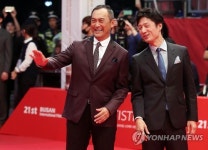 부산 찾은 와타나베 켄