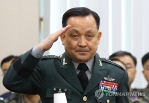 경례하는 이순진 합참의장