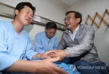해경영웅들 문병 온 이정현 대표