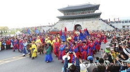 수원 장안문 지나가는 정조대왕 능행차 행렬