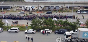부산신항서 화물연대 도로점거 시도
