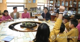 진도 조도초 분교생들과 대화하는 조희연 교육감