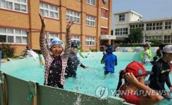 놀이 공간서 뛰노는 어린이들