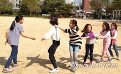 세계전통놀이 체험 수업 참여하는 어린이들