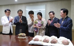 각계 성원에 씩씩…청주 네쌍둥이 56일만에 건강하게 퇴원