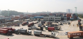 길게 늘어선 화물차들