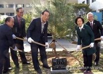 강남구 사랑의 책 기증에 보은군 정이품송 자목 화답