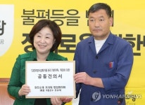 건의서 전달하는 오규석 기장군수