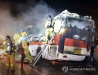 경부고속도로 버스사고 탑승객 20명 추정, 10명은 구조(속보)